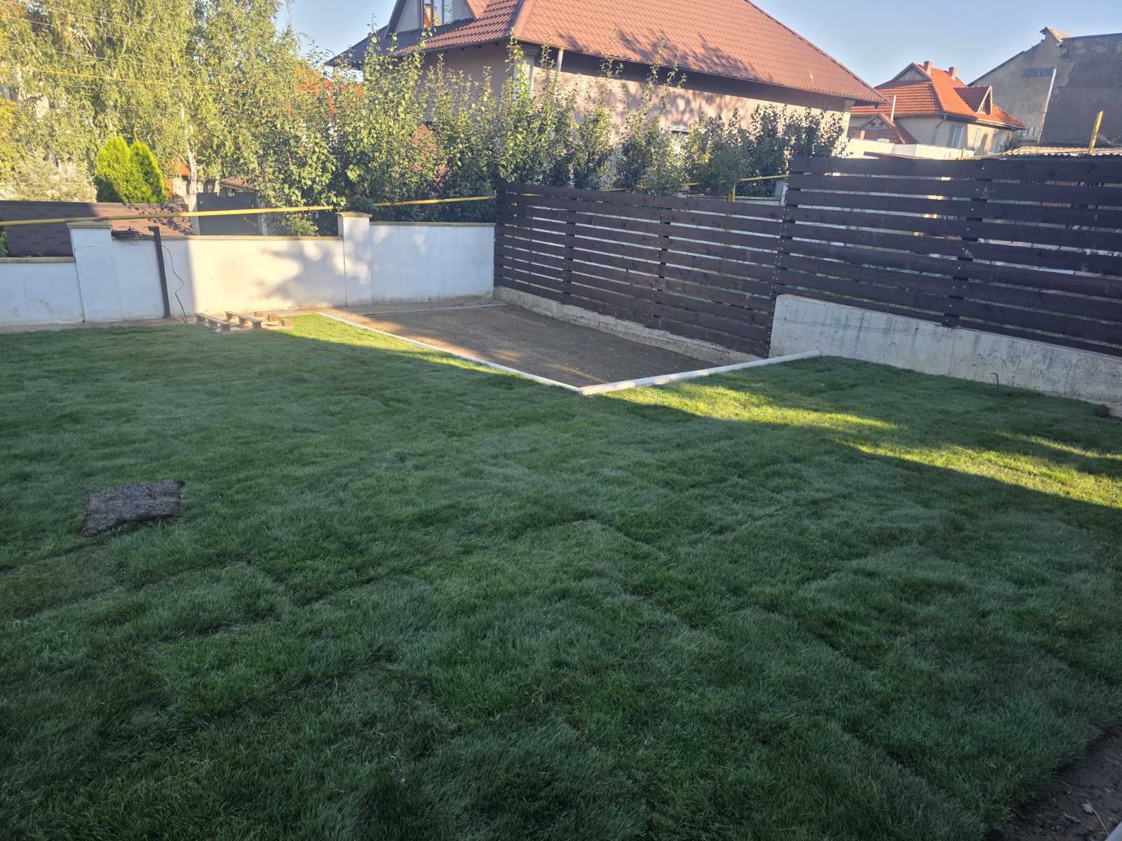 Curtea cu gazon rulată și platforme finalizate