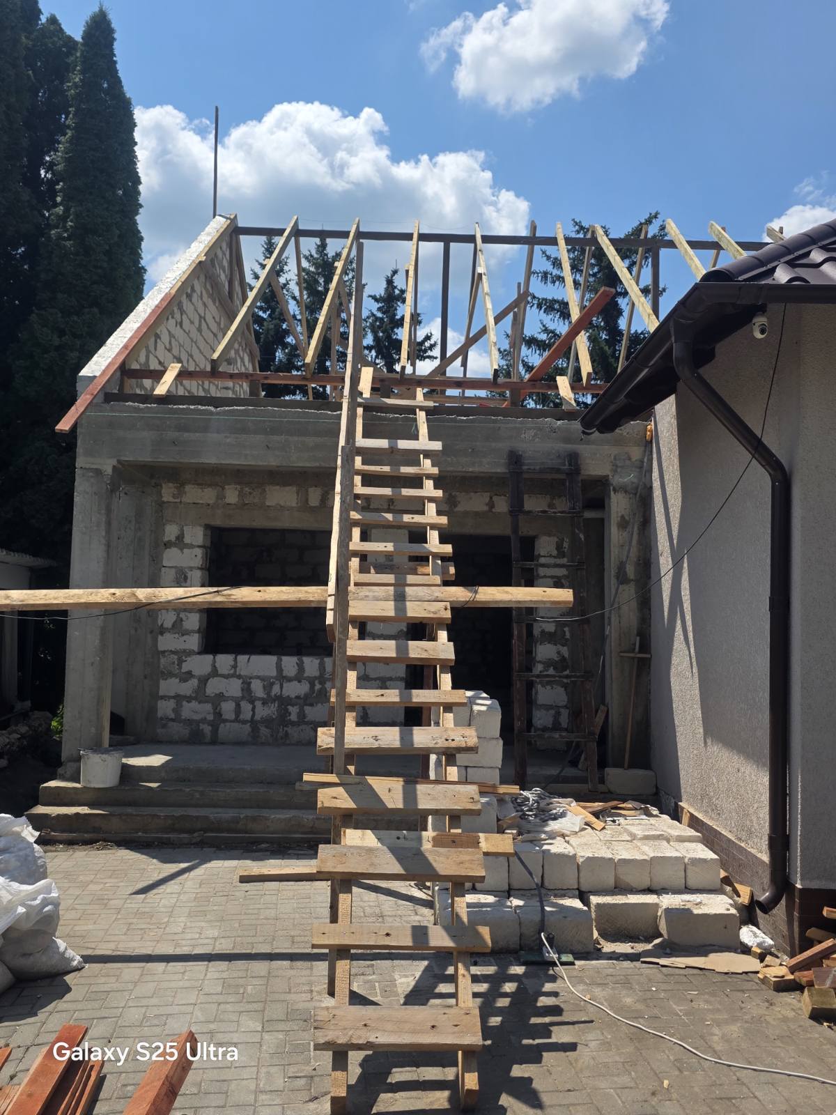 Structura de lemn a noului acoperiș, ridicată peste etajul nou