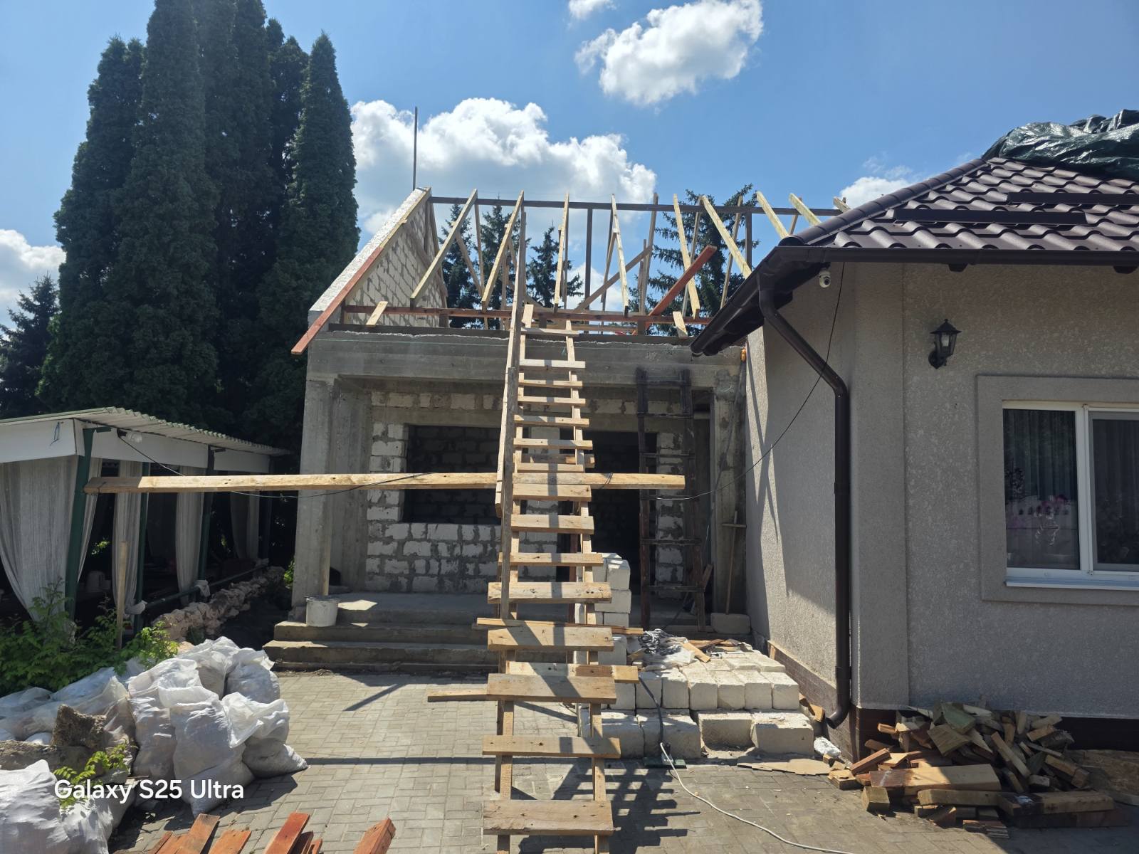 Vedere de ansamblu — timpan nou și căpripii acoperișului în lucru