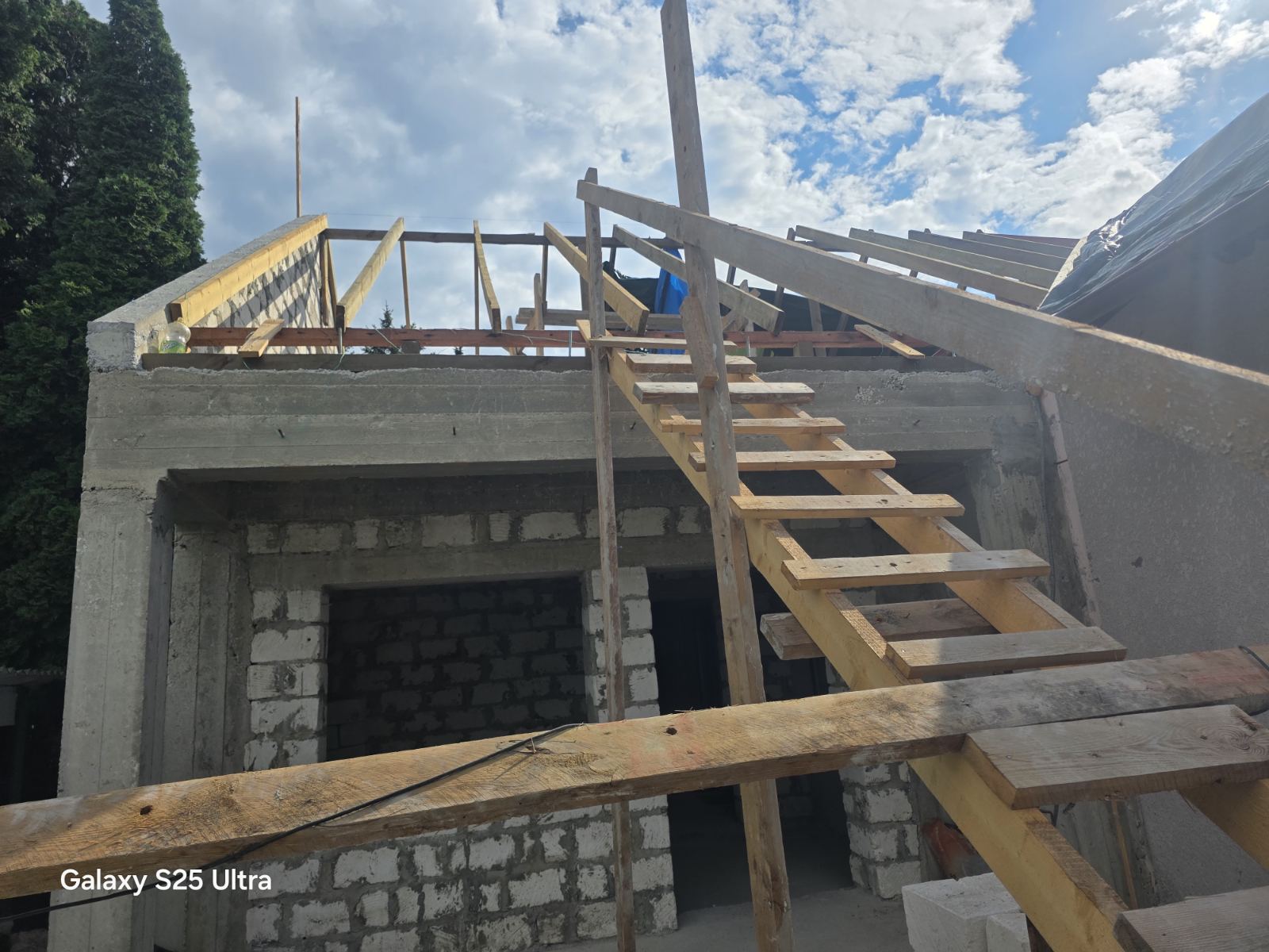 Căpripii și popurile acoperișului, deasupra centurii de rigidizare