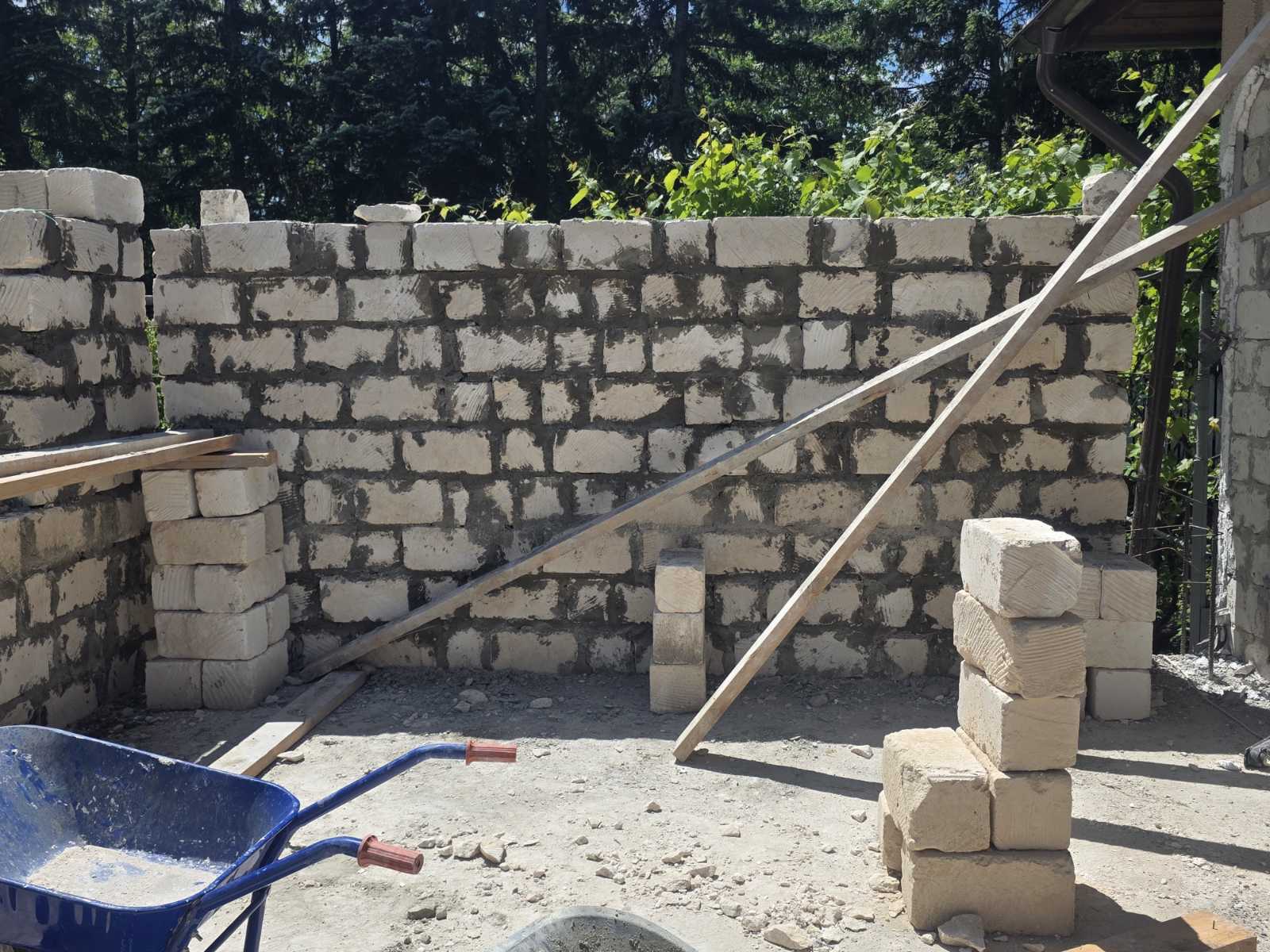 Pereții noii terase de la etaj, din blocaje ceramice