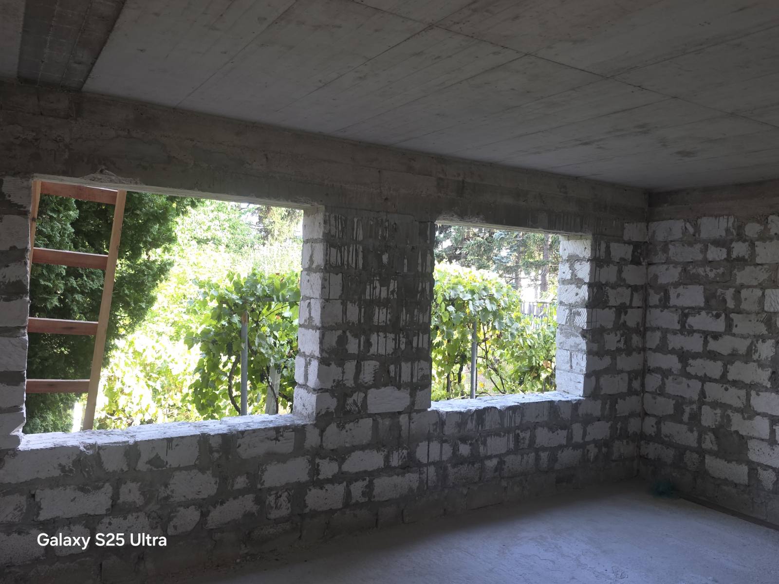 Interiorul noului etaj — pereți din blocaje ceramice și goluri de ferestre