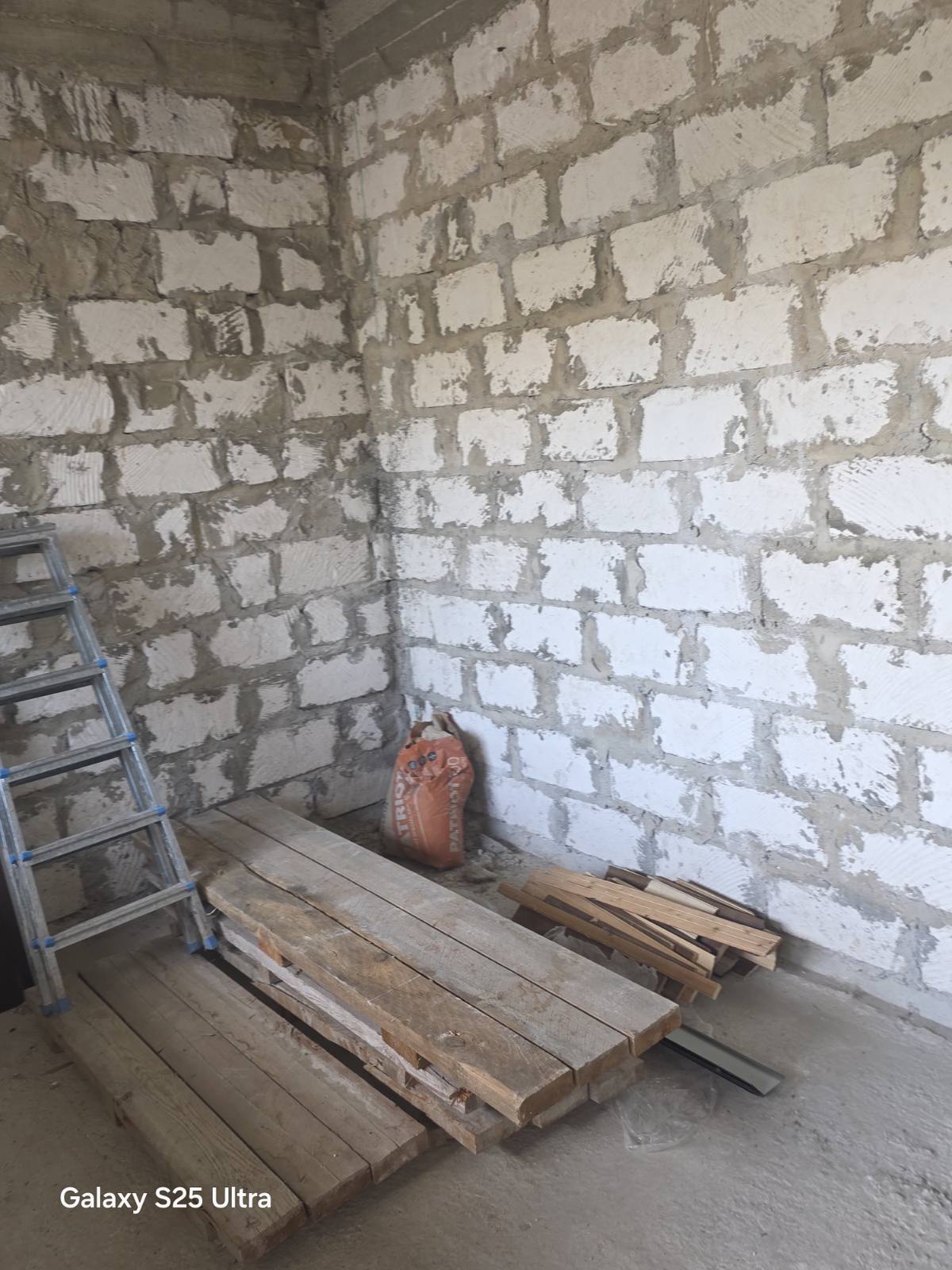 Cameră nouă cu pereți ridicați și șapă pregătită de finisaje