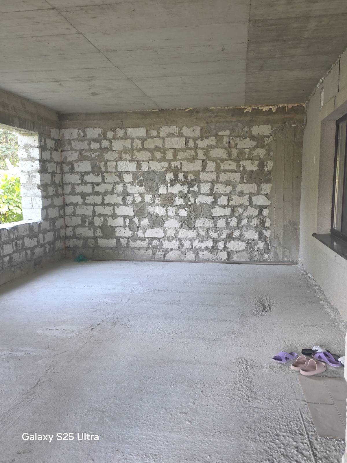 Spațiu deschis la etaj, cu planșeu și pereți noi, înainte de finisaje